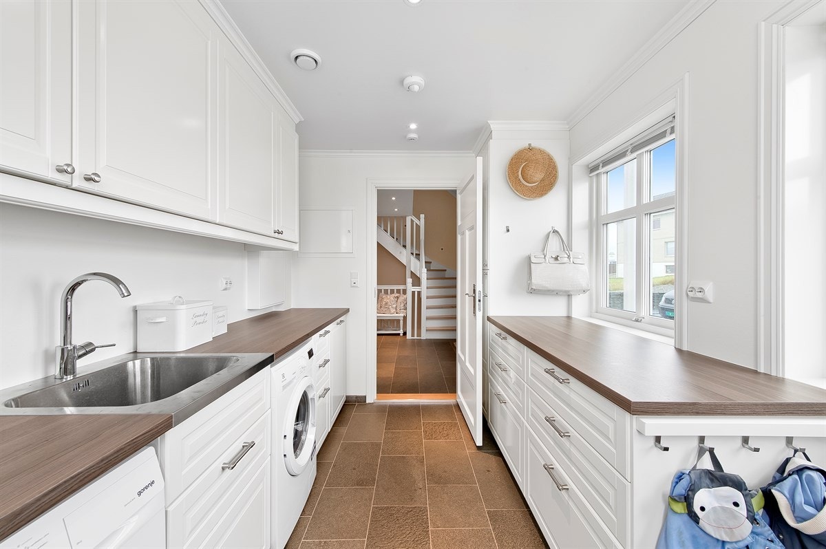 Vaskerommet ligger i første etasje med direkte utgang til gårdsplassen. Galleribilde