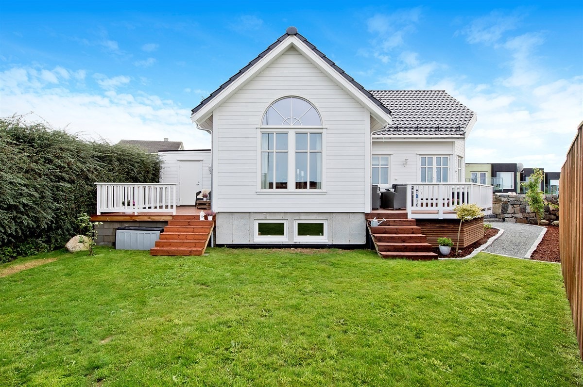Fra kjøkkenet har man utgang til en solrik og vestvendt terrasse med god plass til utemøbler. Galleribilde