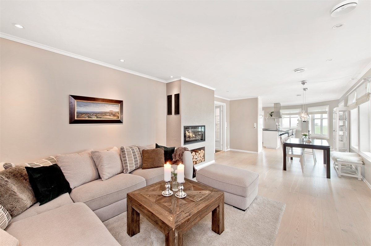 Den midterste sonen har god plass til sofa og tilhørende møblement. Galleribilde