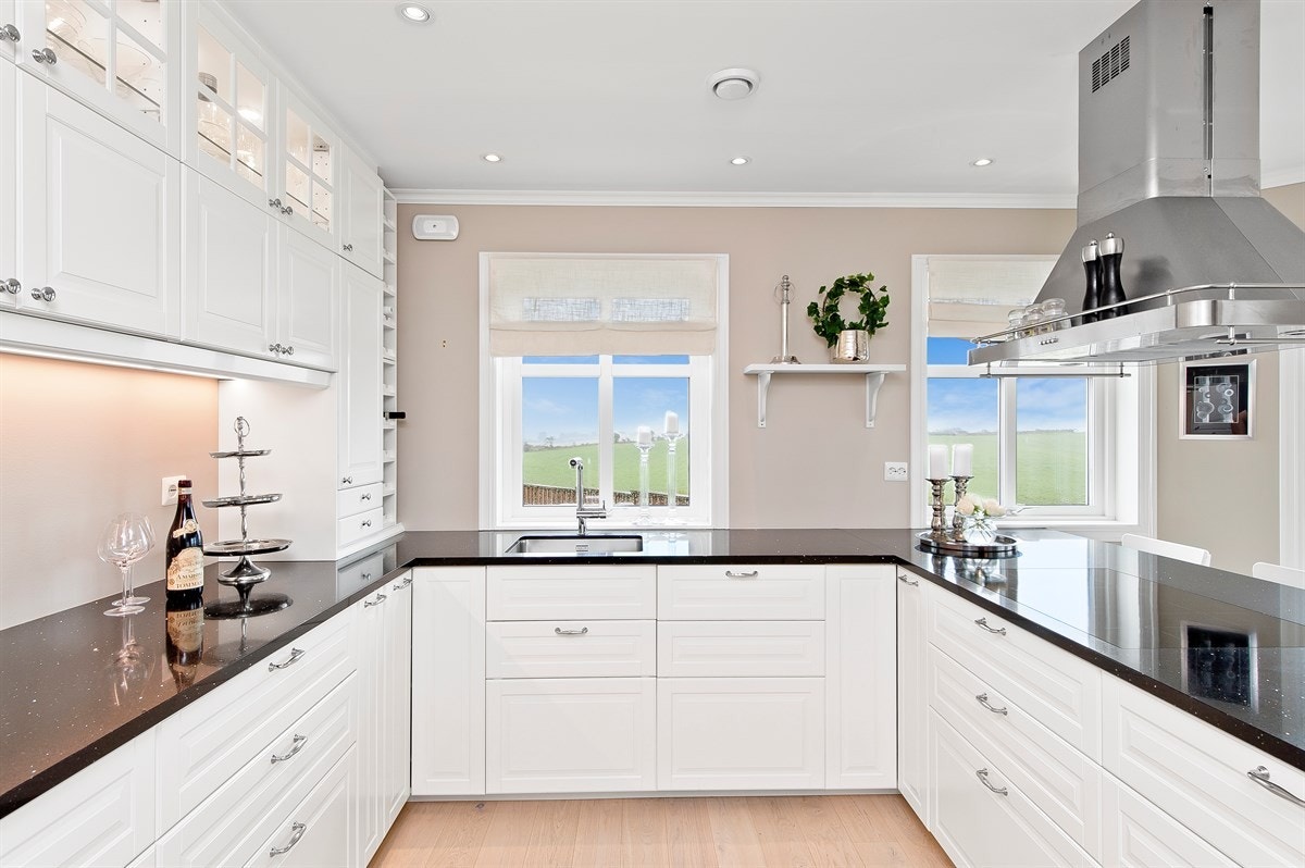 Kjøkkenet er delikat og innbydende, samt praktisk innredet med rikelig skap- og benkeplass. Galleribilde