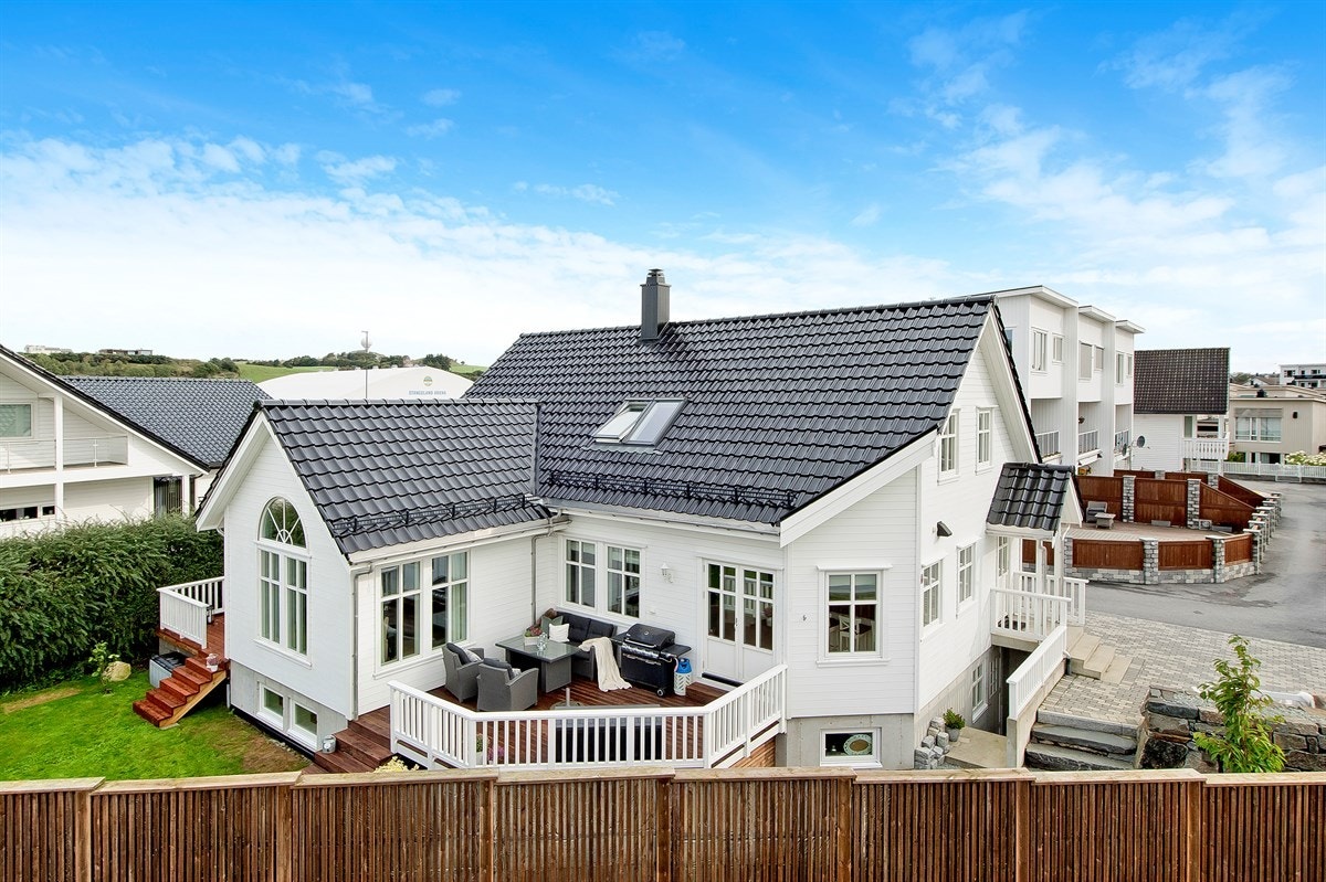 Herfra har man også adkomst til plen via trapp. Galleribilde