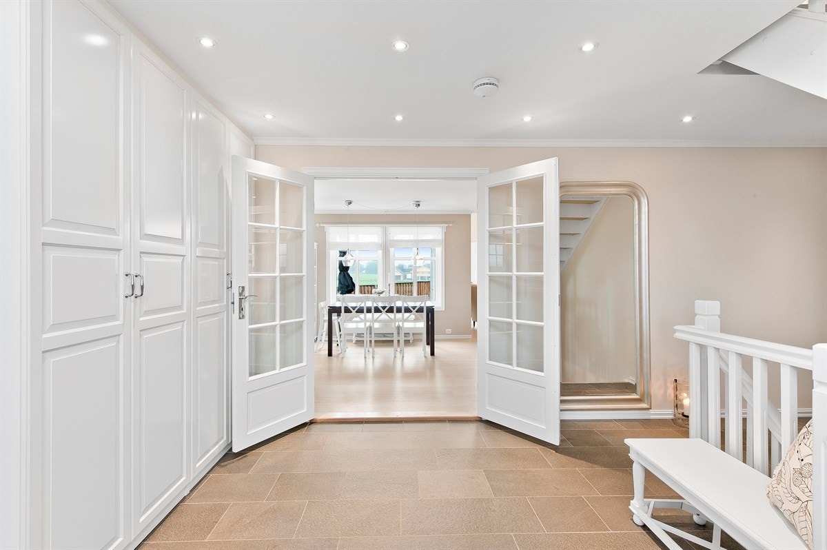 Fra entréen har man videre adkomst til boligens første etasje med blant annet stue og kjøkken. Galleribilde