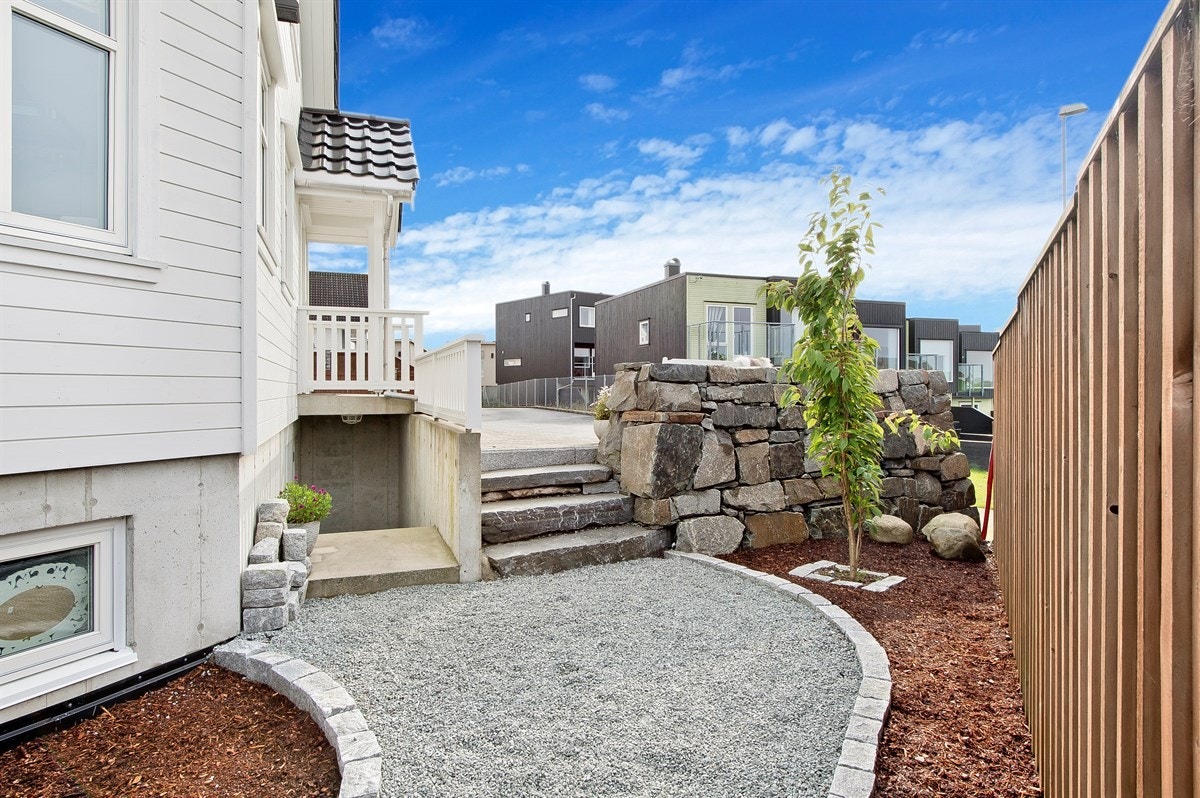 Det er satt opp gjerde mot veien for skjerming. Galleribilde