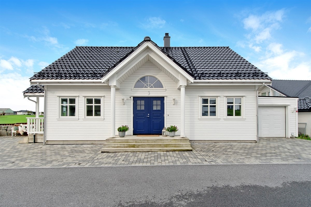 Gårdsplassen er steinbelagt og krever lite vedlikehold. Galleribilde