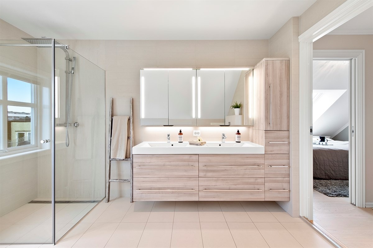 Moderne og delikat bad med dusjhjørne med regnfallsdusj og badekar. Galleribilde