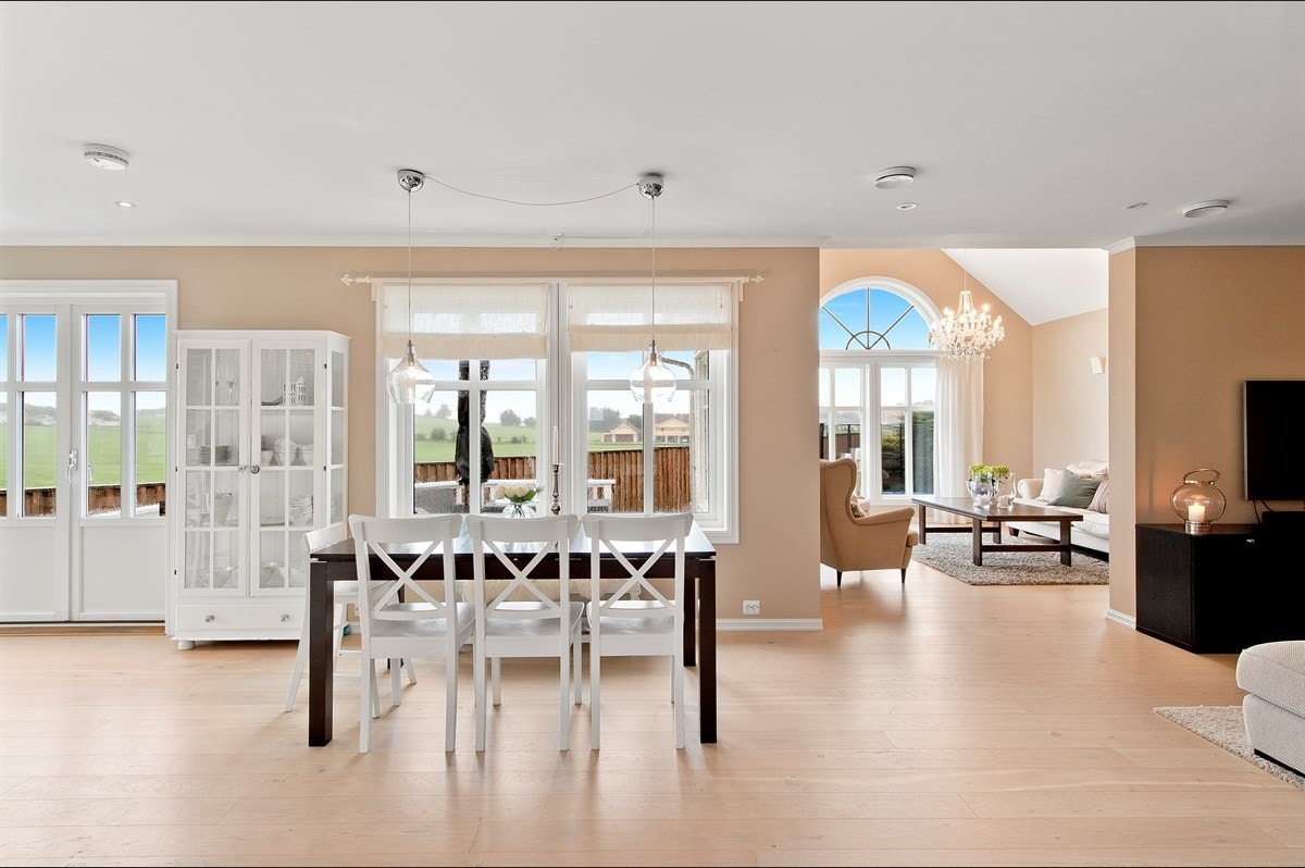 Stuen er romslig og avdelt med ulike soner som gir flere møbleringsmuligheter. Galleribilde