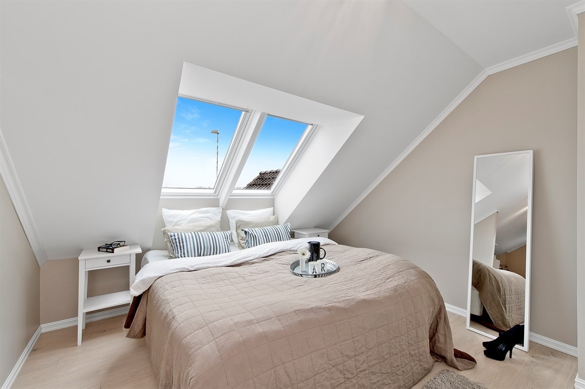 Boligen har totalt fire soverom, hvorav det ene har eget garderoberom. Galleribilde