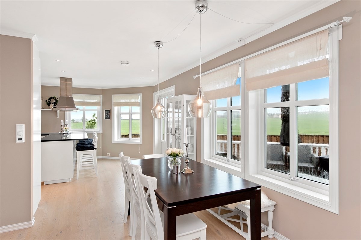 Kjøkkenet er i åpen løsning, men likevel litt skjermet fra stuedelen med god plass til spisebord mellom. Galleribilde