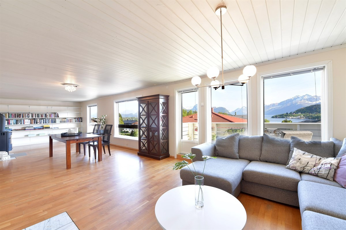 Stuen er lys og moderne med utgang til terrasse med nydelig utsikt mot tinderekkene og fjorden.