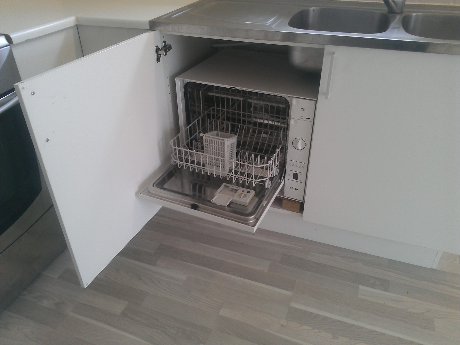 Oppvaskmaskin følger ikke med, men jeg er behjelpelig med å installere en ny. Galleribilde