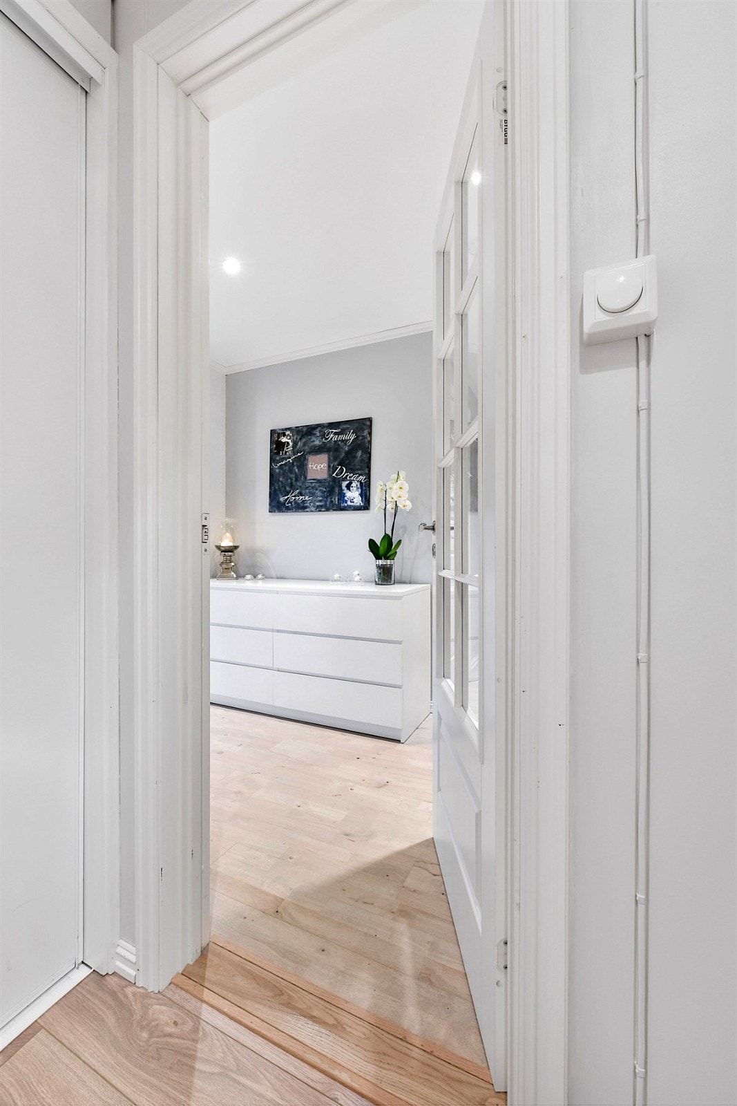 Entreen er lys og praktisk, med lysmalt panel på veggene og parkett på gulv. Galleribilde