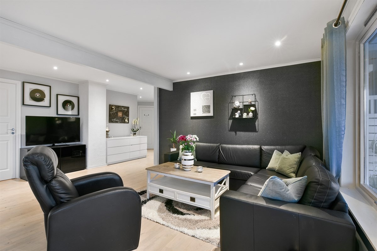 Det er god plass til både sofaløsning med tv-møbler, spisestuemøblement og hva man ellers måtte ønske. Galleribilde