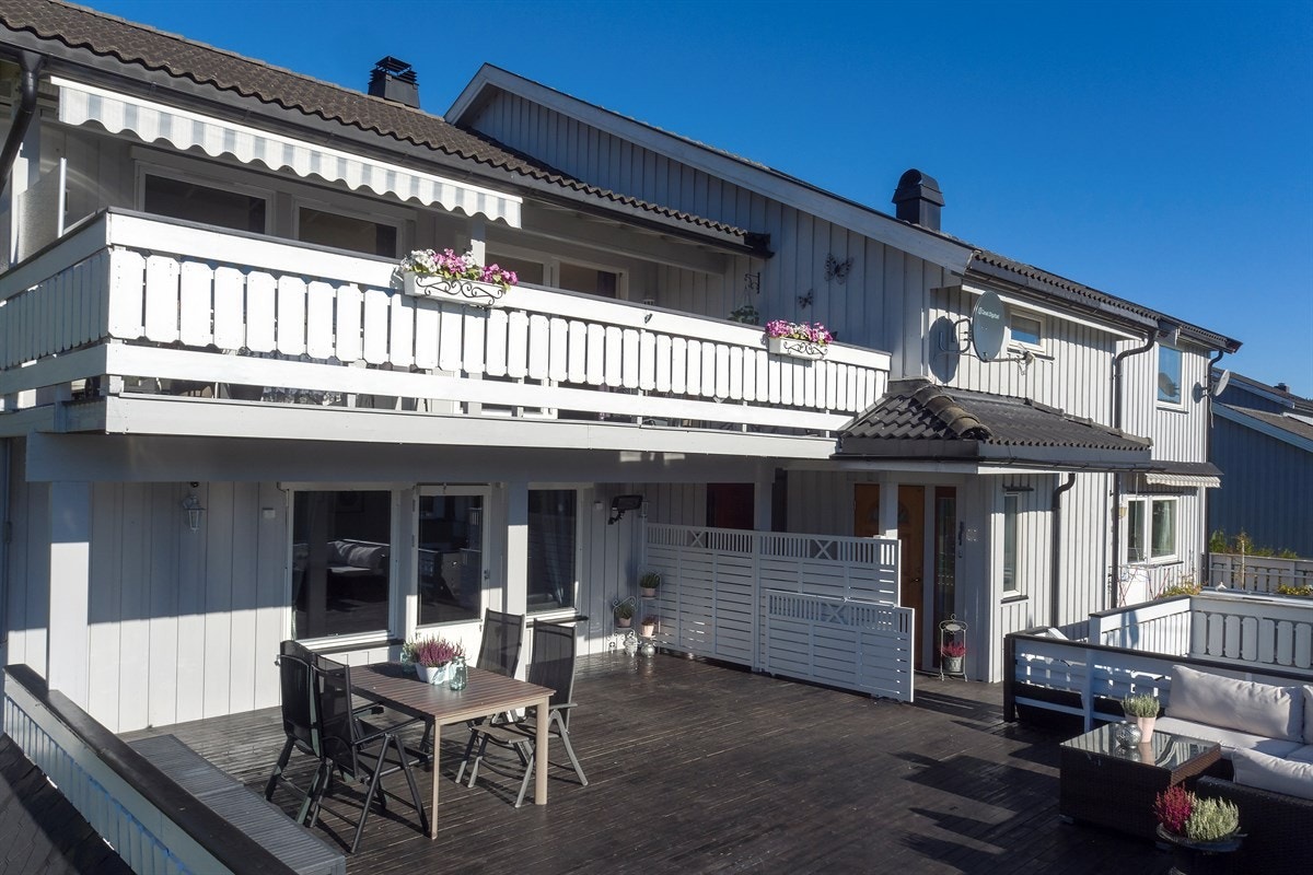 Leiligheten har en stor, flott og solrik terrasse på hele 50 kvm! Galleribilde