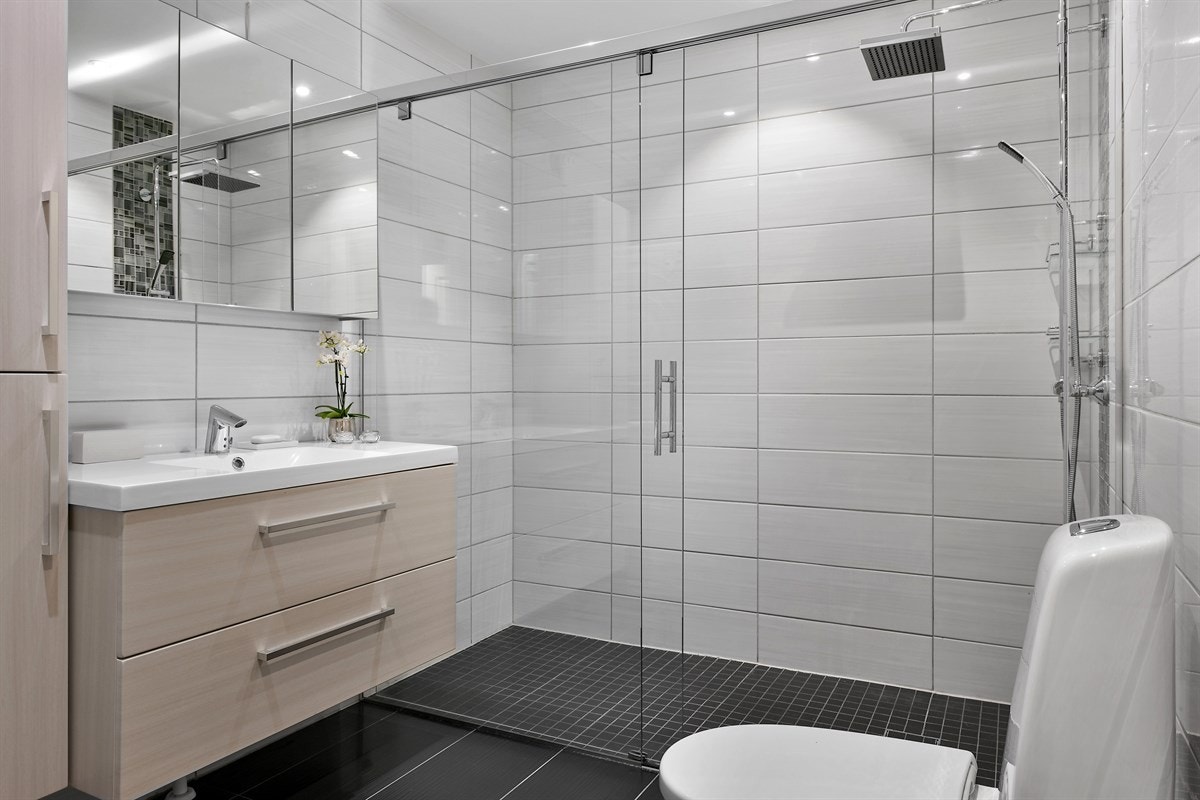 Badet ble pusset opp i 2017/2018 og er moderne og pent. Det har hvite fliser på vegger og sorte fliser på gulv, samt mosaikkfliser i deler av dusjsonen. Galleribilde