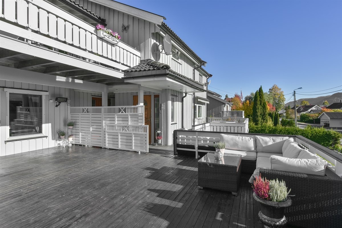 Terrassen har sol fra morgen til kveld, og god plass til flere sittegrupper og hva man ellers måtte ønske av møbler. Galleribilde