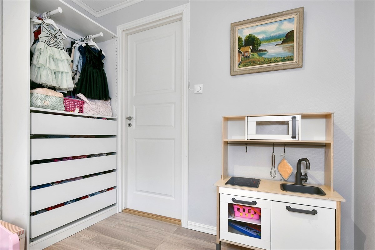 Begge soverommene har garderobeløsning. Galleribilde