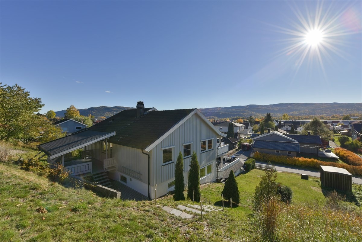 Eiendommen ligger i et rolig, attraktivt og barnevennlig boligområde i Krokstadelva i Nedre Eiker kommune. Galleribilde
