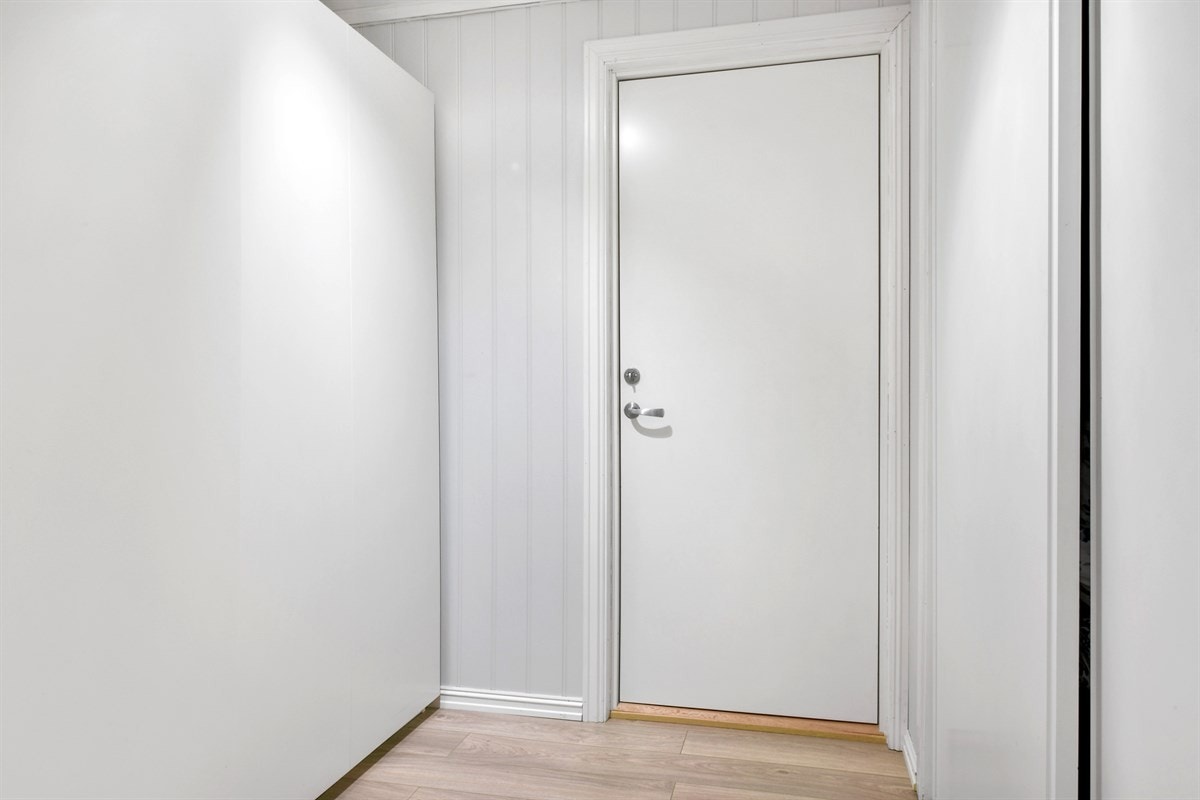 Leiligheten har adkomst via utvendig trapp og en felles gang. Galleribilde
