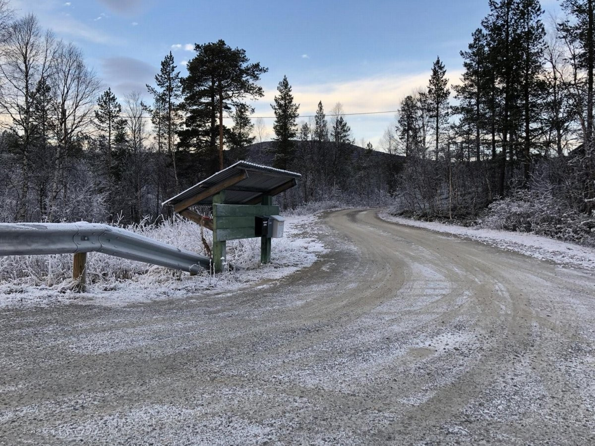 Avkjørsel fra hovedveg.