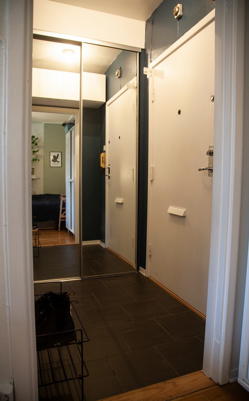 Gang med stort skap, med praktisk hylleløsning til klær bak speilet Galleribilde