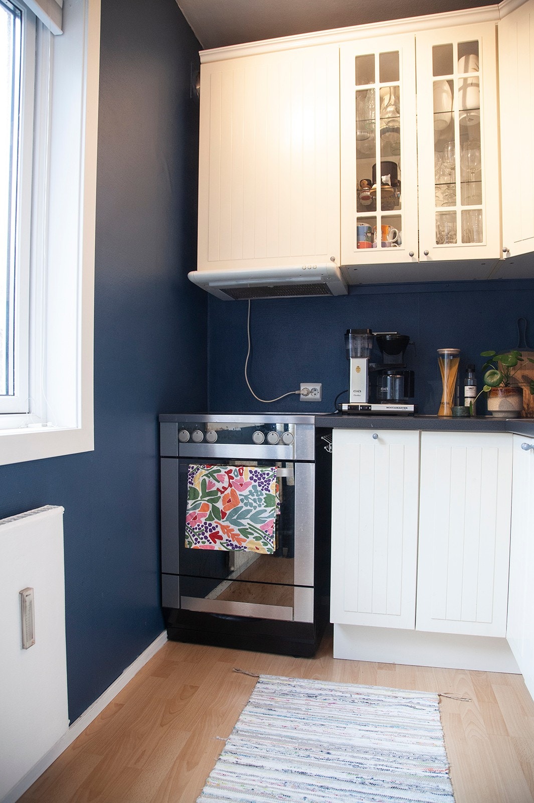 Kjøkken med komfyr og kjøleskap (komfyr er nylig byttet ut til en ny en) Galleribilde