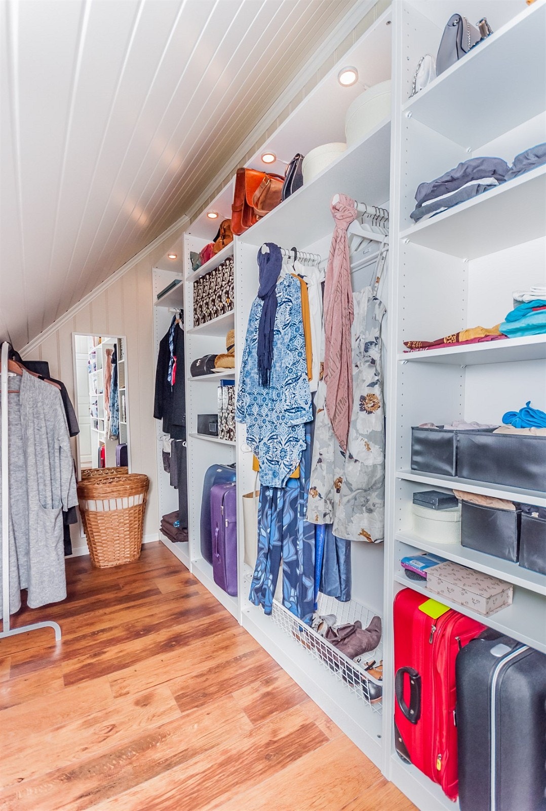 Walk-in closet på hovedsoverommet Galleribilde