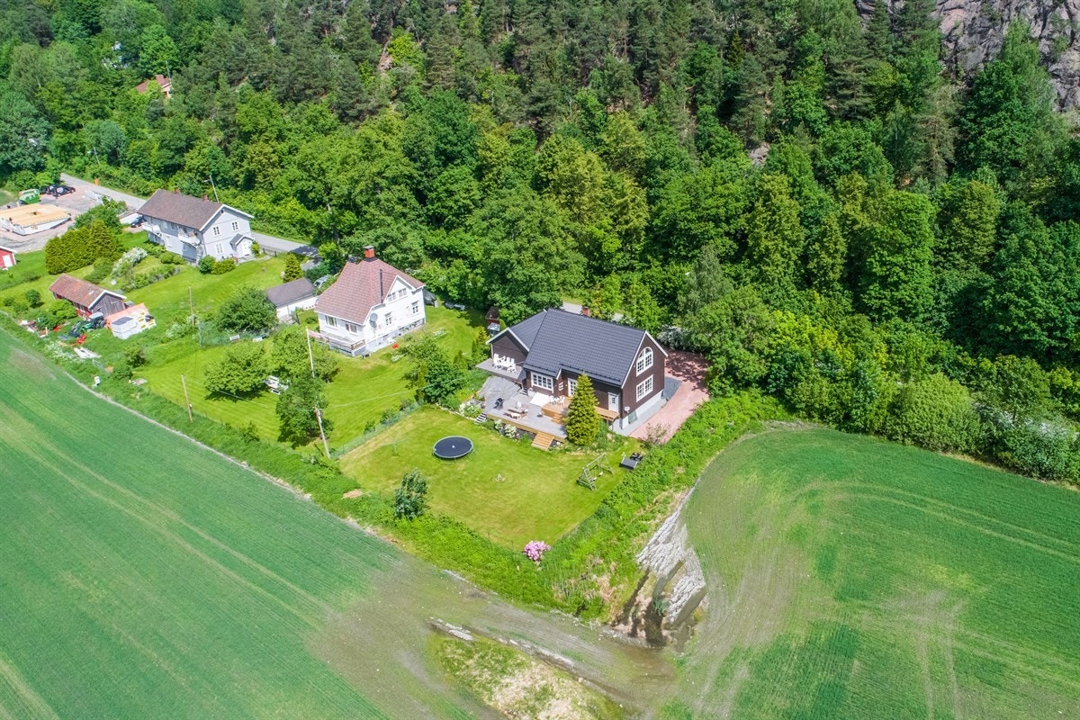 Innholdstik familiebolig beliggende i sprest bolig og landbruksbebyggelse. Galleribilde