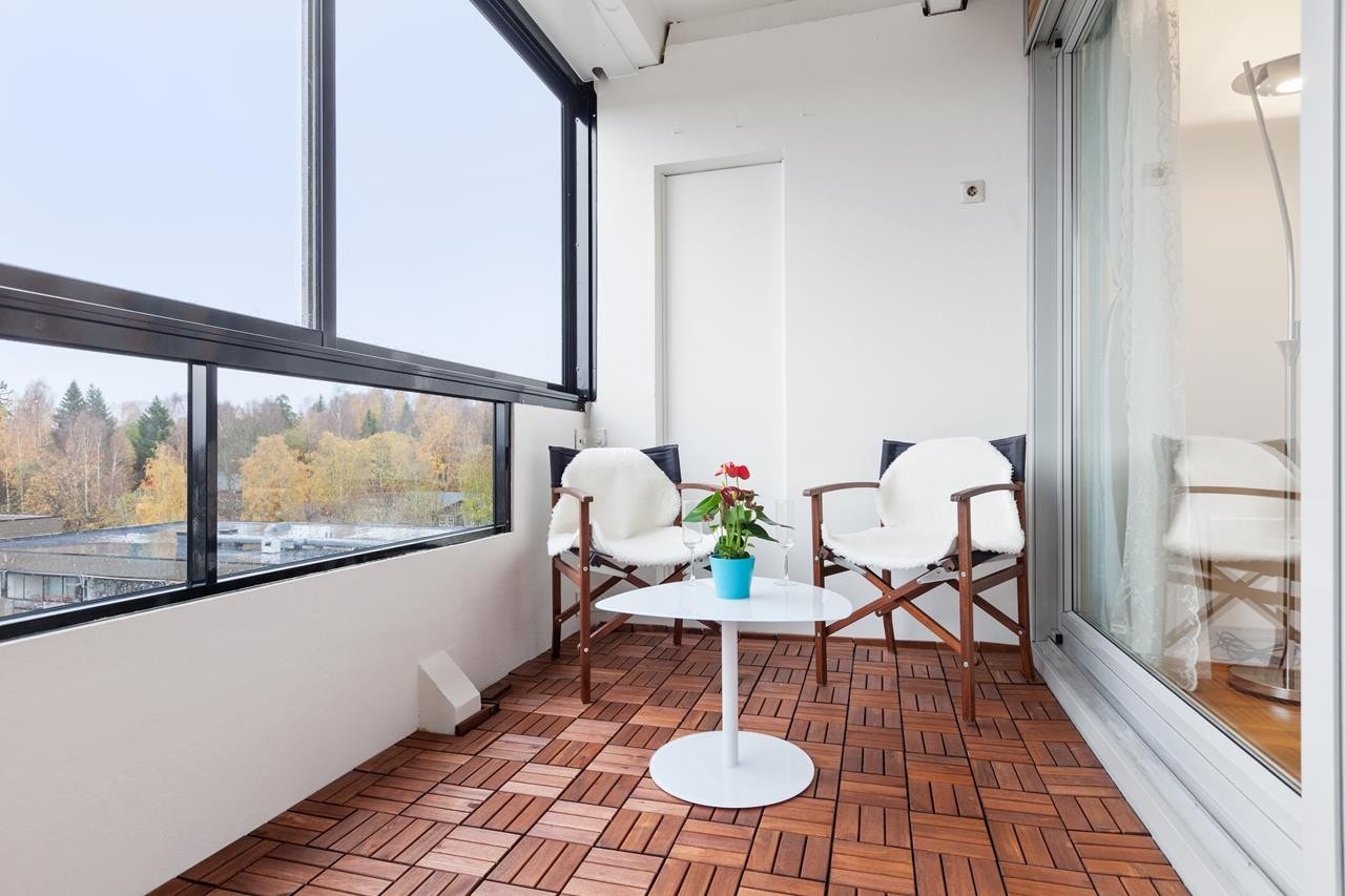 Romslig innglasset balkong på ca. 10 m2 med ettermiddags- og kveldssol (Nordvest-vendt retning). Galleribilde