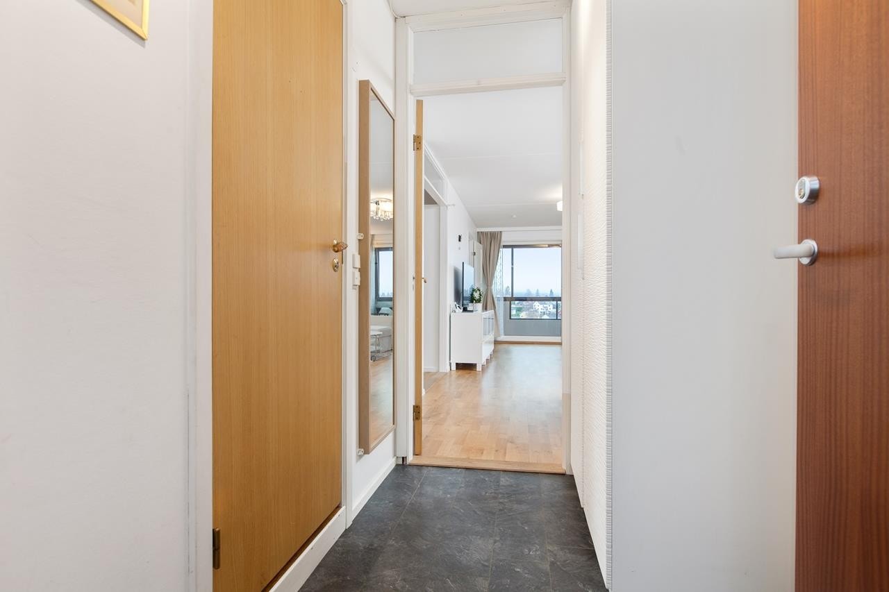 Velkommen inn! Entré med garderobeskap. Galleribilde