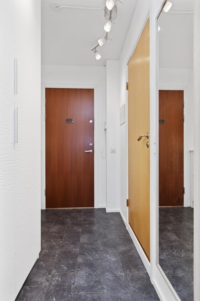 Entré med laminatflis, dørcalling og nyere inngangsdør. Galleribilde