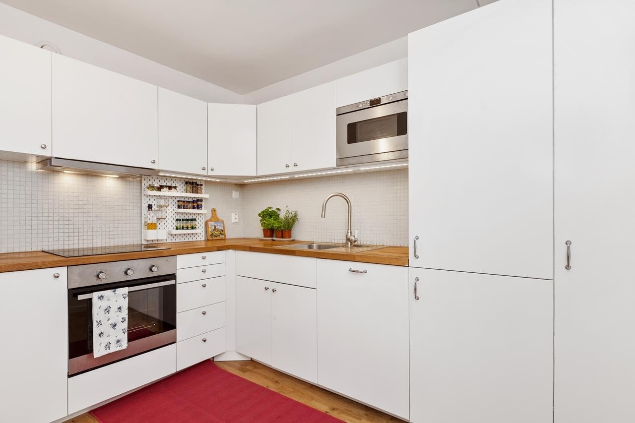 I kjøkkenet er det integrerte hvitevarer som oppvaskmaskin, stekeovn, platetopp og kjøleskap/frys. Galleribilde