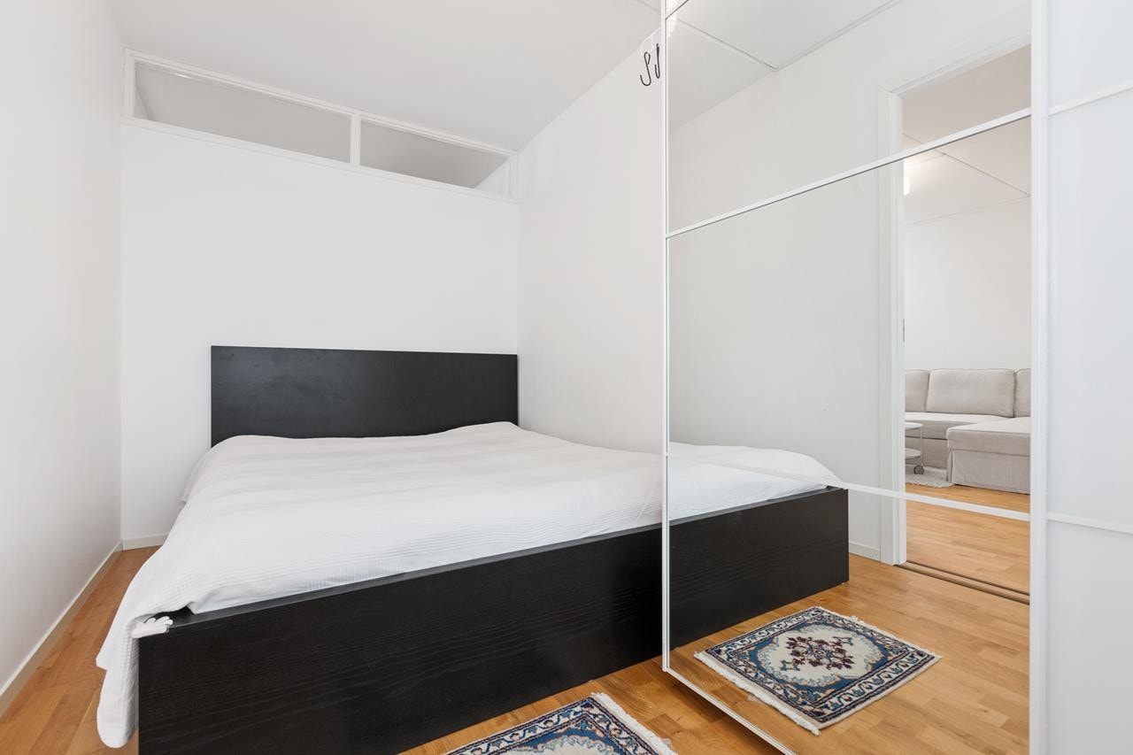 Soverom med skyvedørsgarderobe og plass til dobbeltseng. Galleribilde