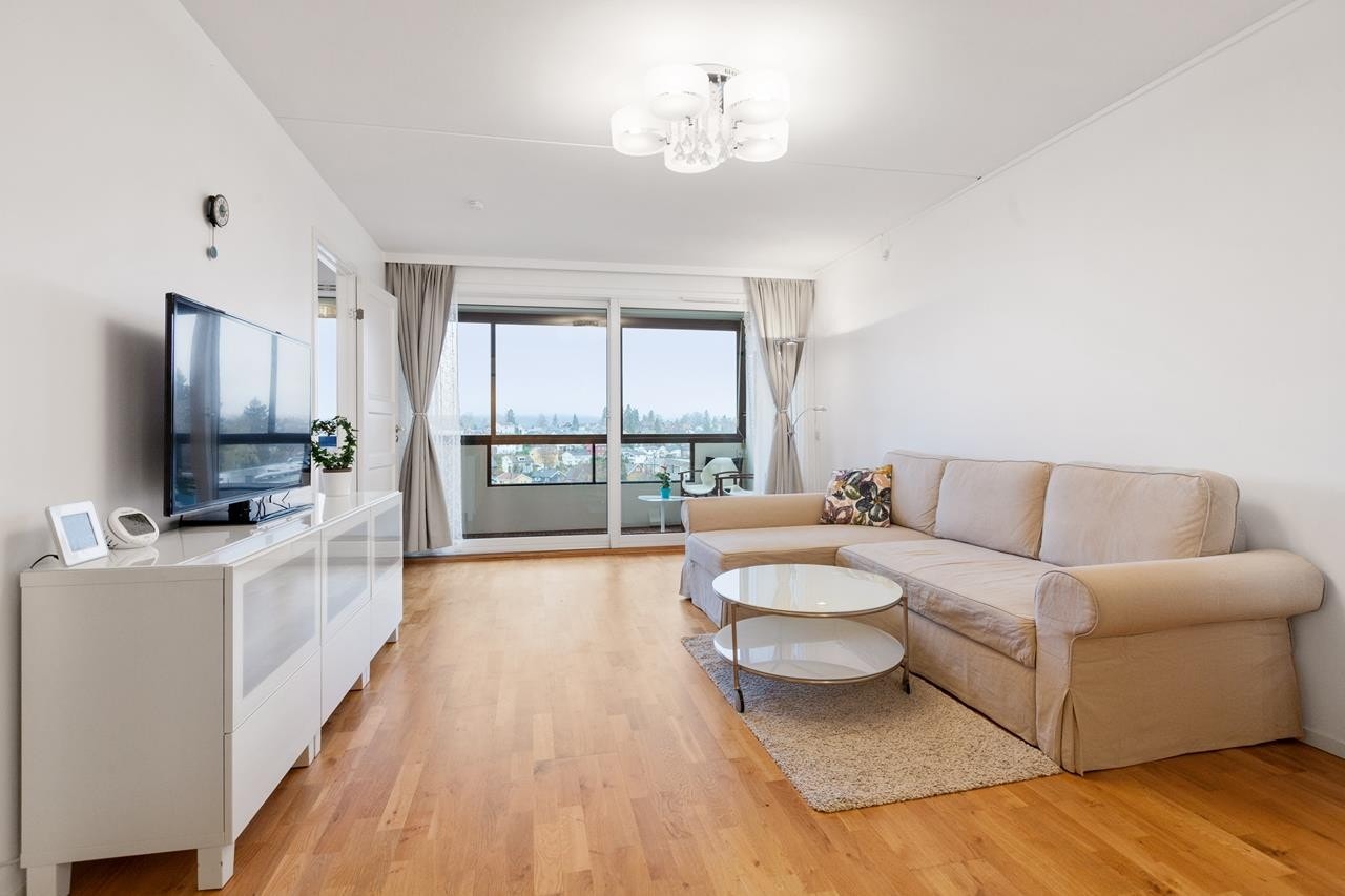 Lys og pen stue/spisestue med utgang til romslig balkong. Galleribilde