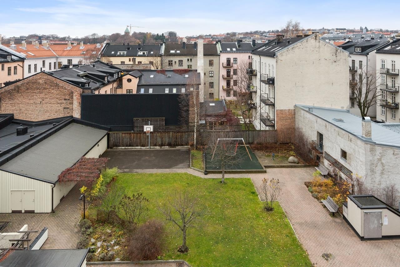 Fra terrassen ser man ned på den hyggelige og barnevennlige bakgården Galleribilde