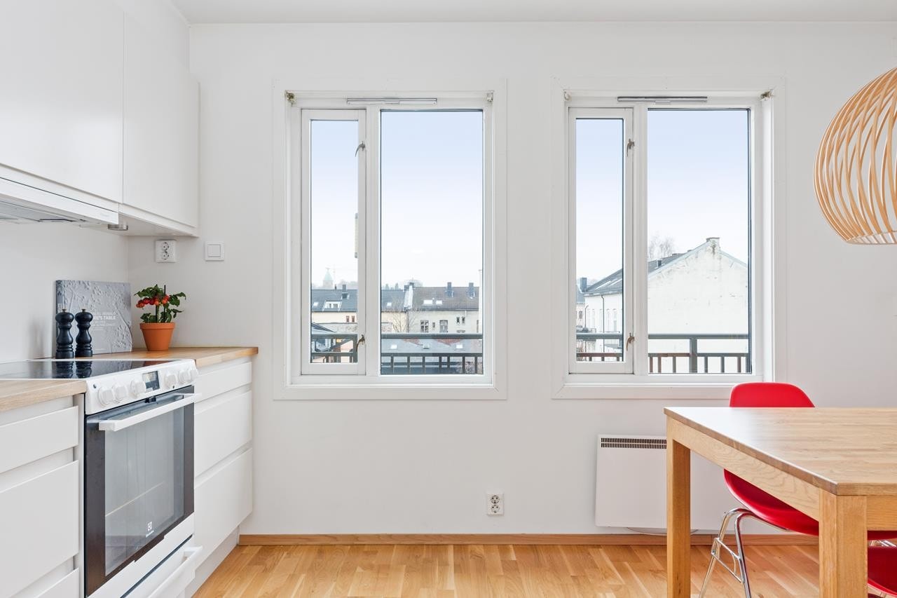 Hyggelig spiseplass ved vinduet som vender ut mot bakgård Galleribilde