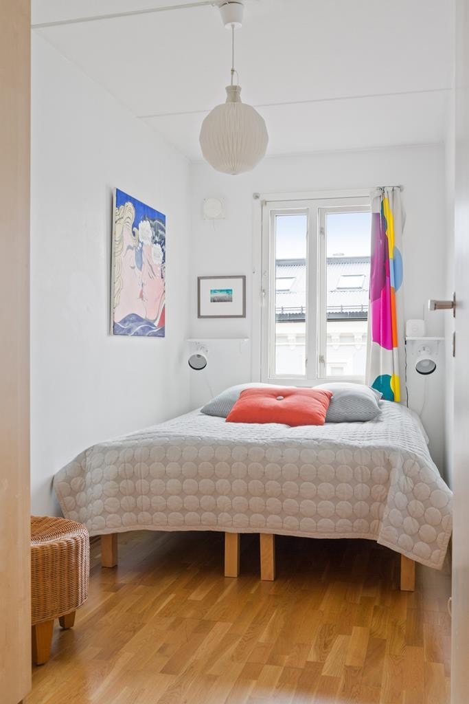 Soverom med dobbeltseng og garderobeskap Galleribilde