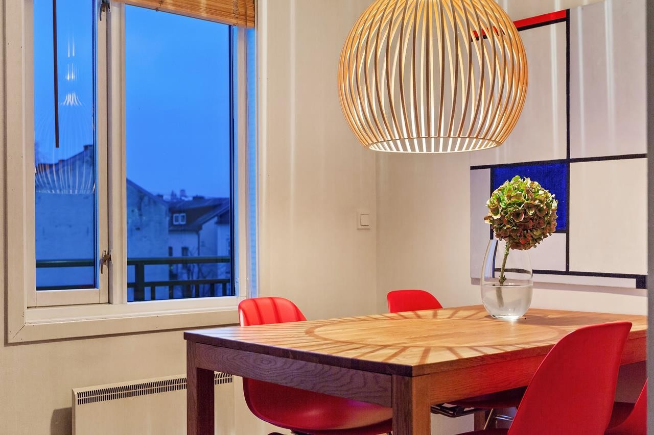 På kjøkkenet kan det dekkes opp til en hyggelig familiemiddag Galleribilde