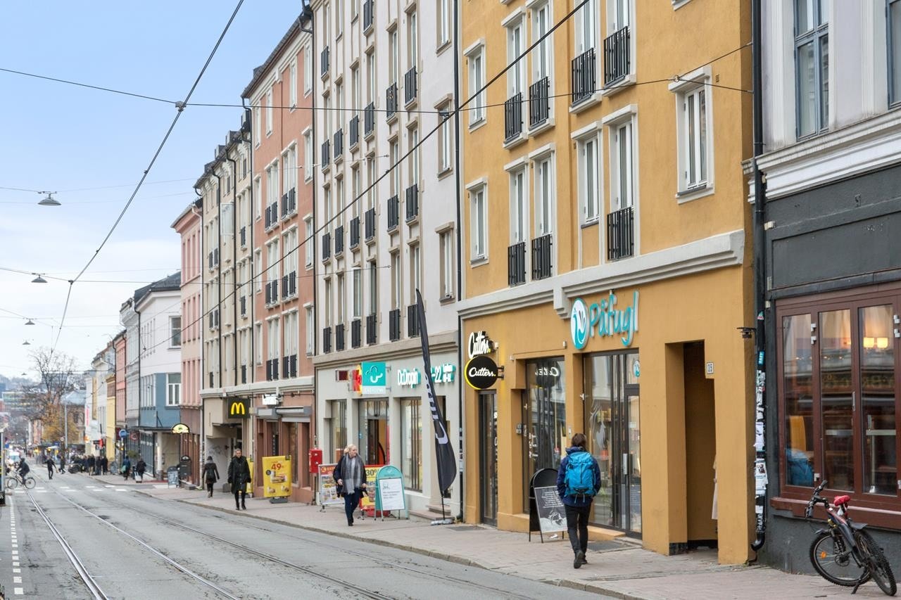 Fasade - på den ene siden bor man midt i smørøyet og på andre siden ut mot en rolig bakgård Galleribilde