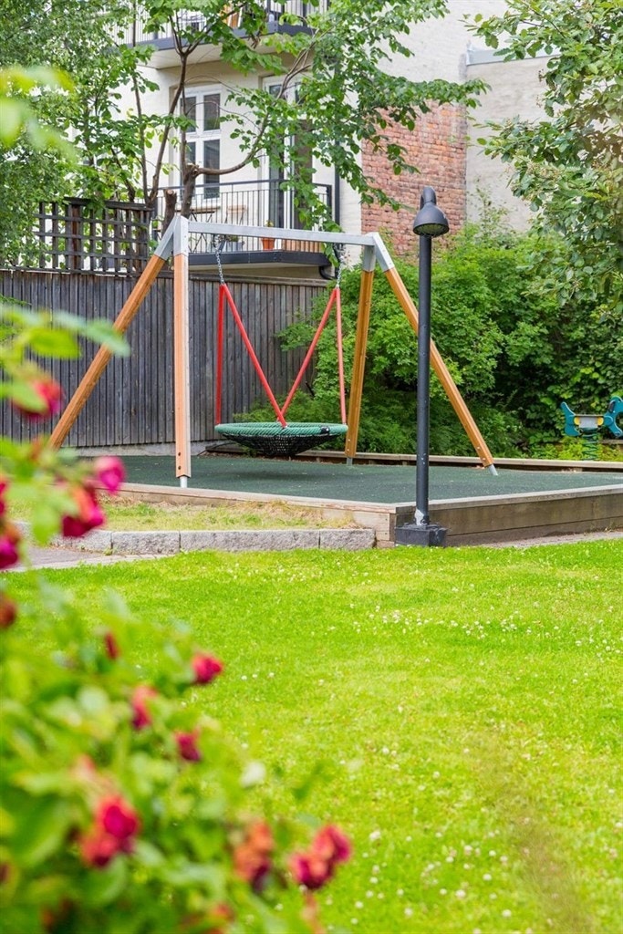 Bakgård sommerstid Galleribilde