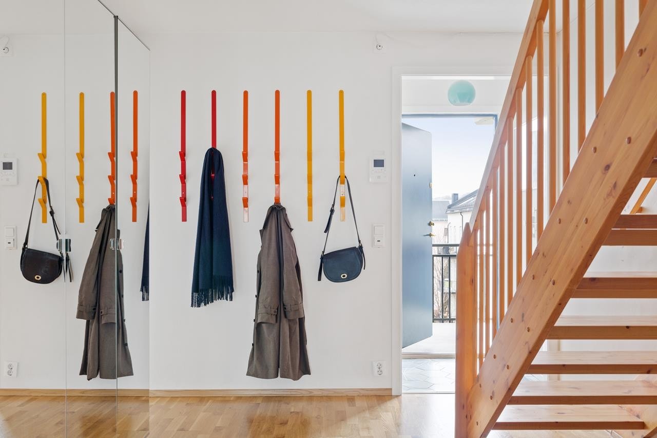 God plass til å henge fra seg yttertøy og sko Galleribilde