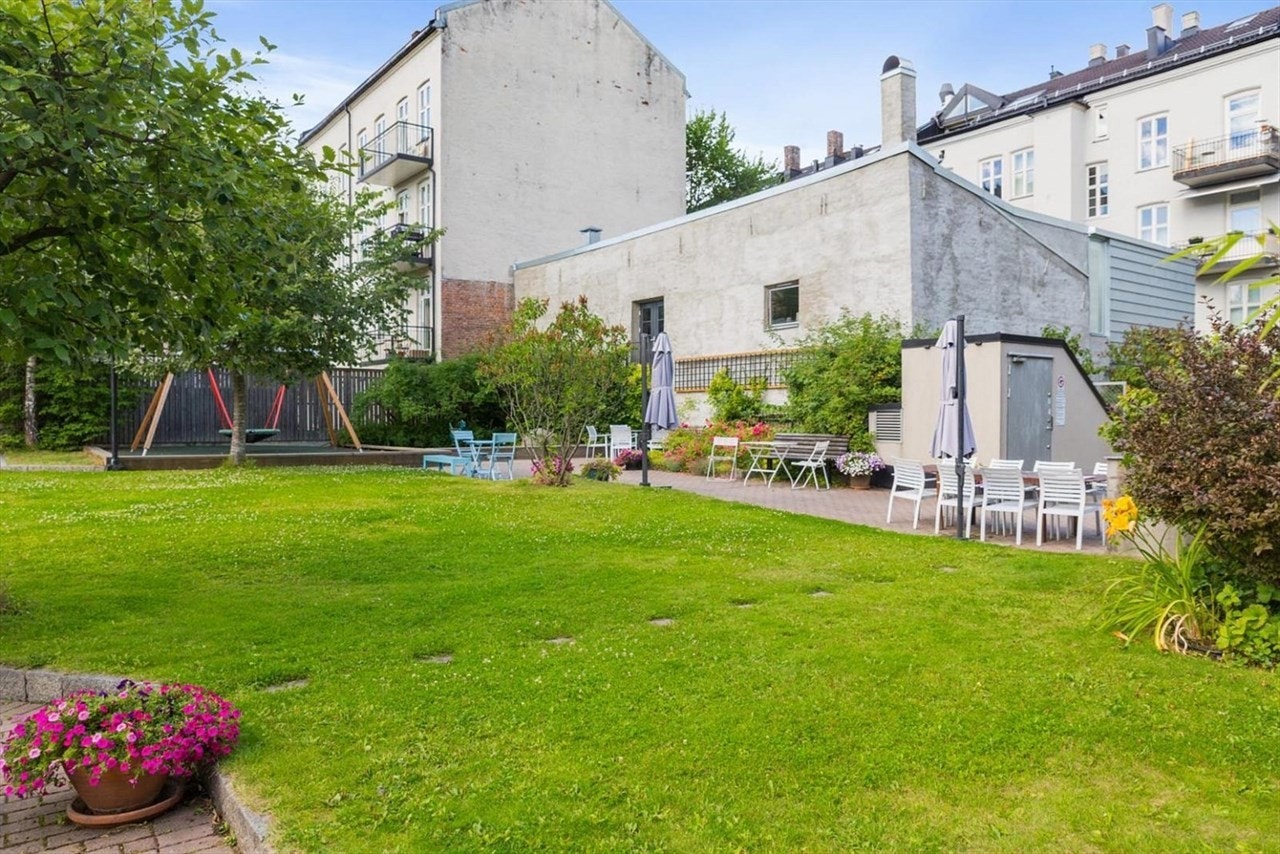 Meget hyggelig og barnevennlig bakgård med basketballbane, sittegrupper og leker for de minste Galleribilde