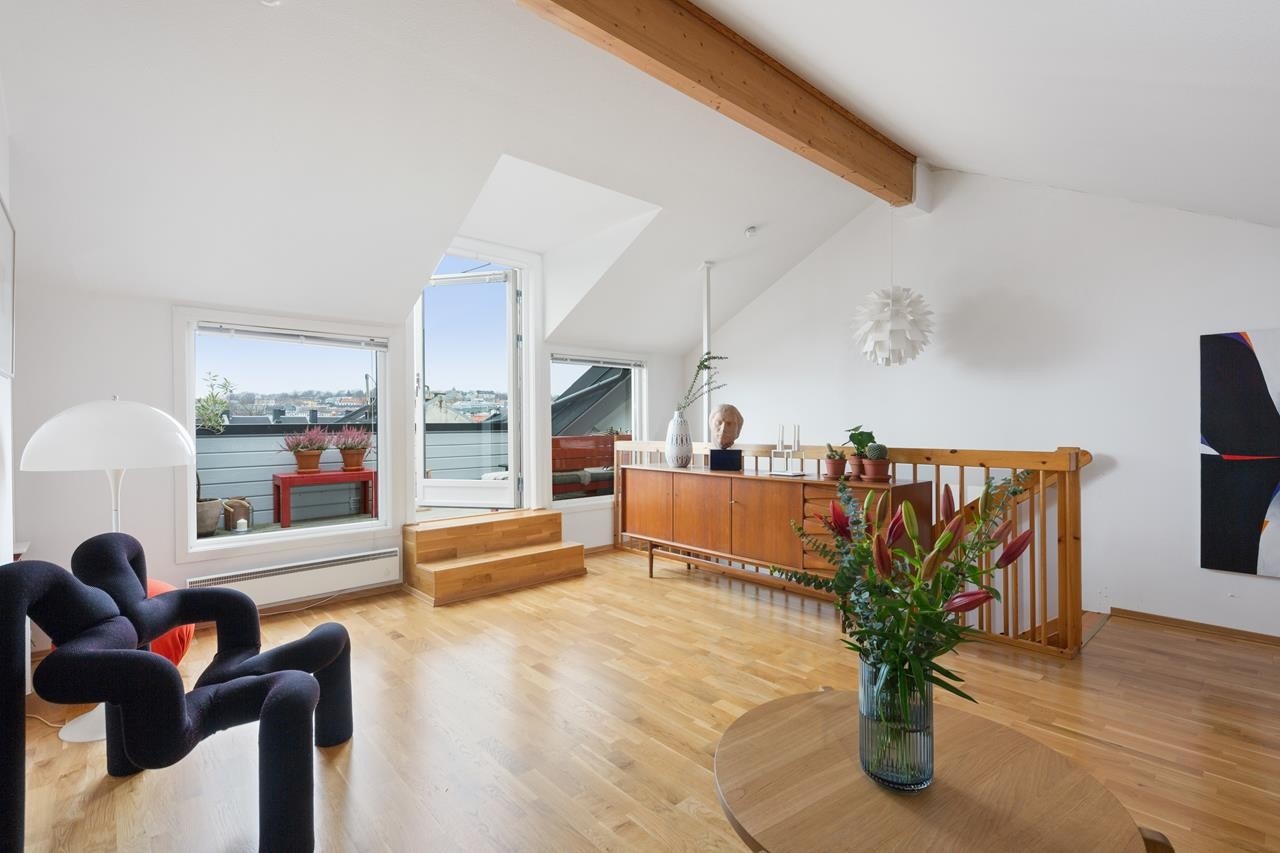 Vindu fra gulv til tak sikrer at utsikten kommer helt inn i stuen Galleribilde