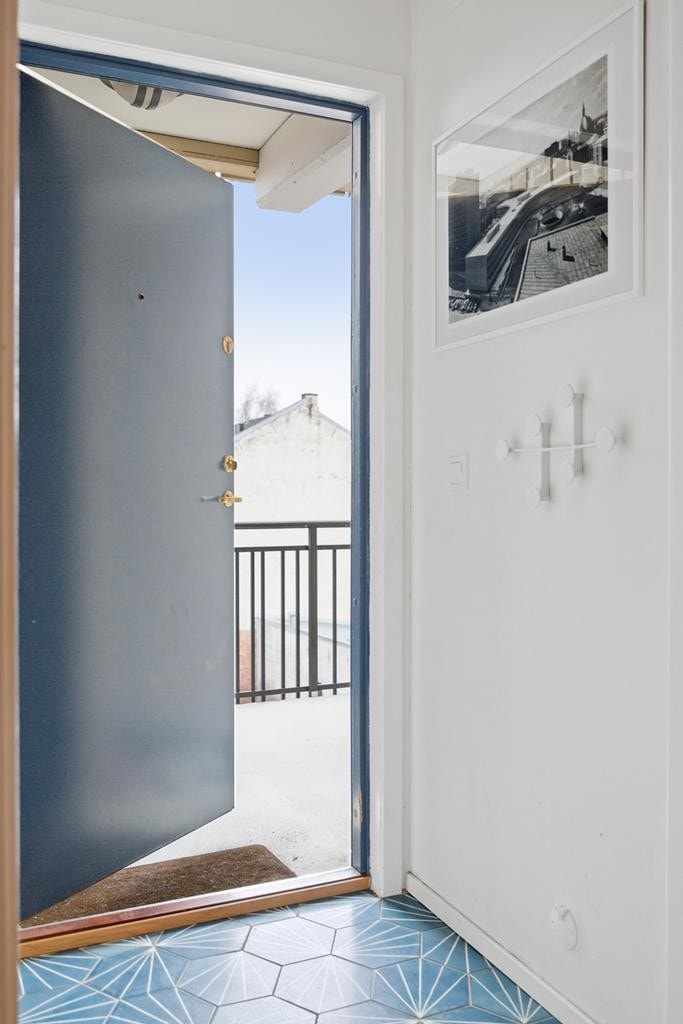 Adkomst til leiligheten via svalgang. Gjennomført og flislagt entré med varmekabler Galleribilde