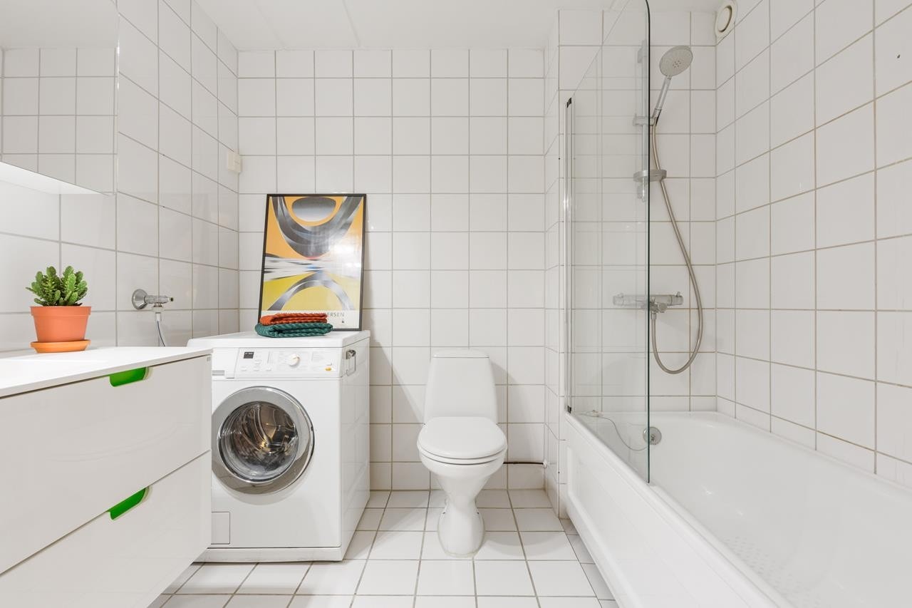 Pent flislagt bad med badekar Galleribilde