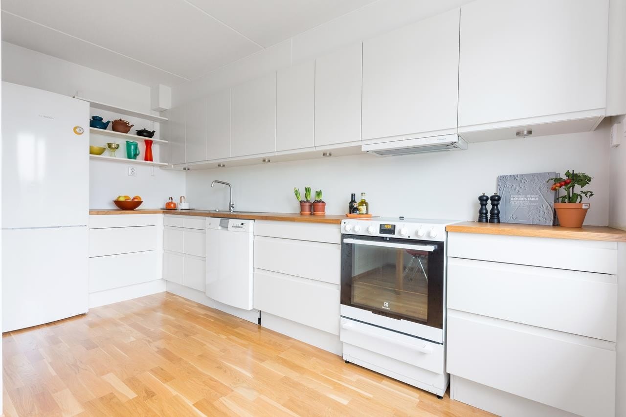 Kjøkkenet har rikelig med skap- og benkeplass som legger til rette for en god arbeidssone Galleribilde