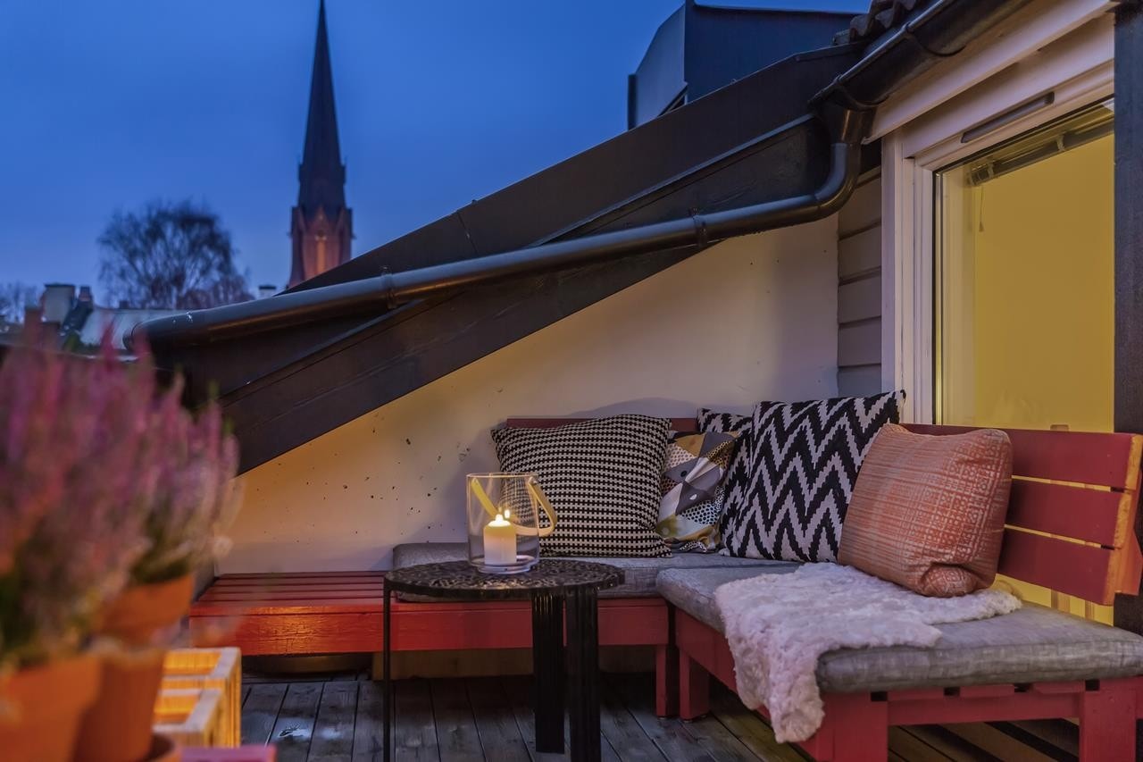 Terrasse med plassbygd sittebenk Galleribilde