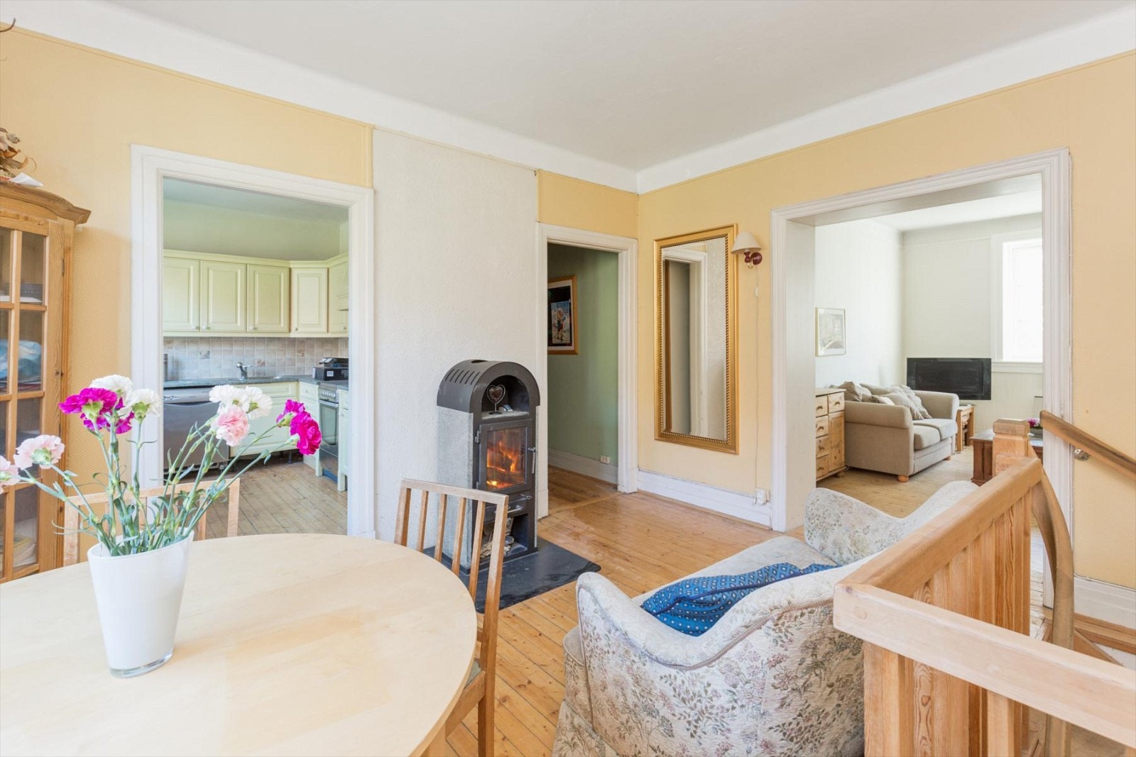 Stue 2 med vedpeis for kalde vinterdager... Galleribilde