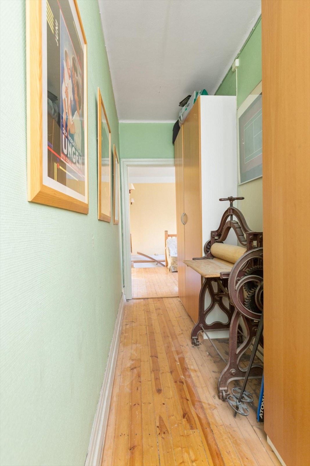 Gang med garderobeskap og liten bod Galleribilde