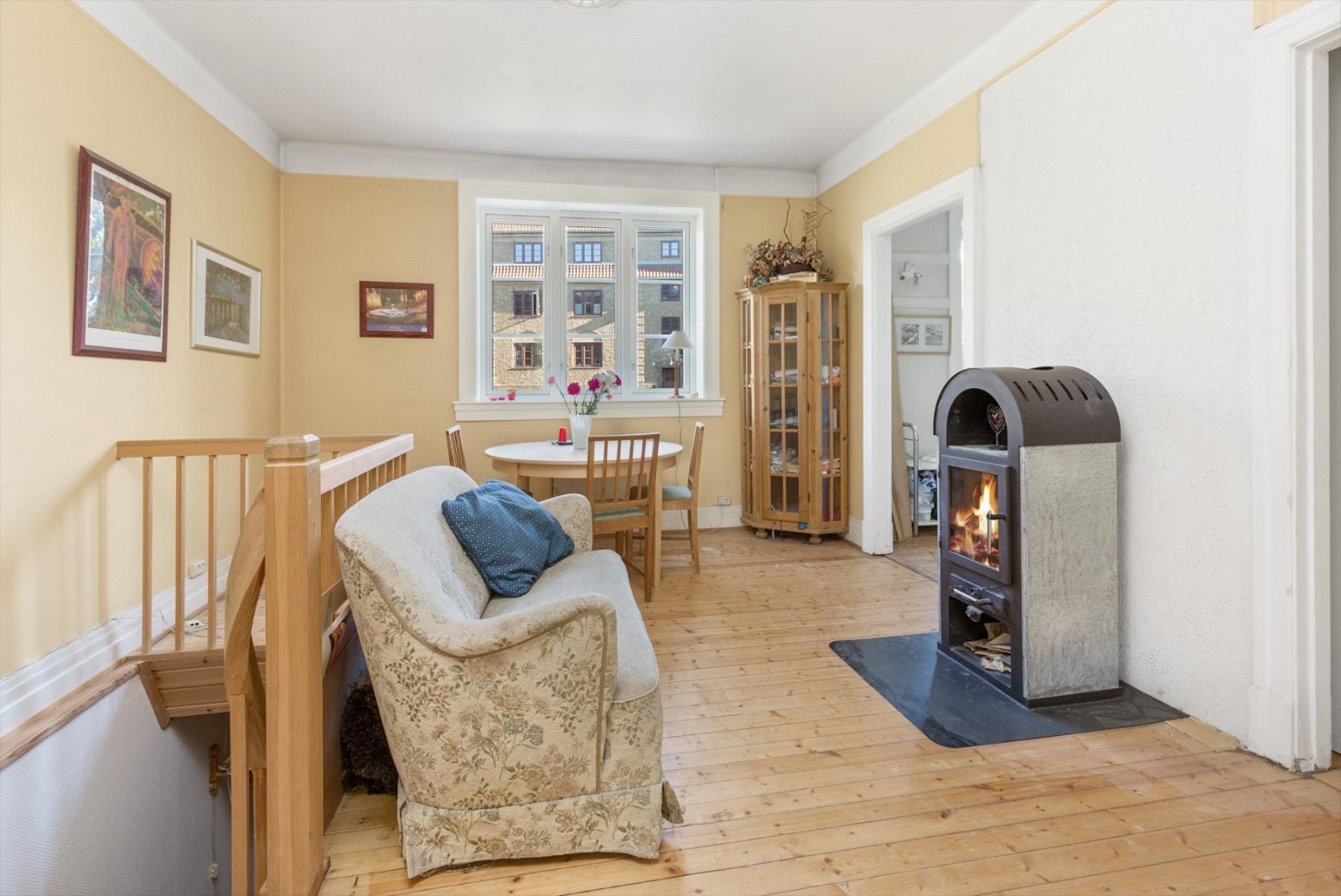 Trapp ned til kjeller fra stuen Galleribilde