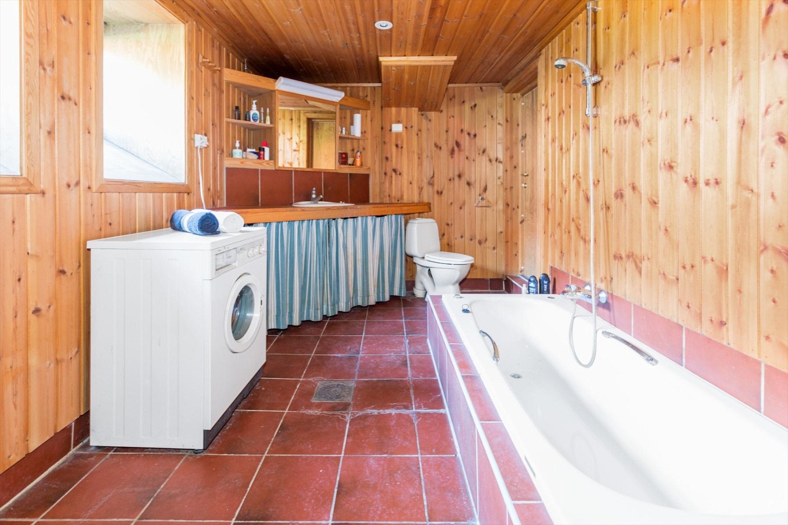 Bad i kjeller med nedsenket badekar Galleribilde